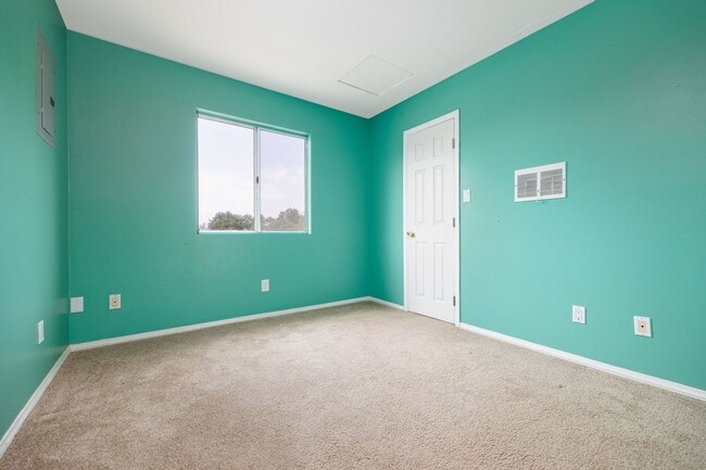 Building Photo - Beautiful Detached 1 Bedroom Home in Lakeside!