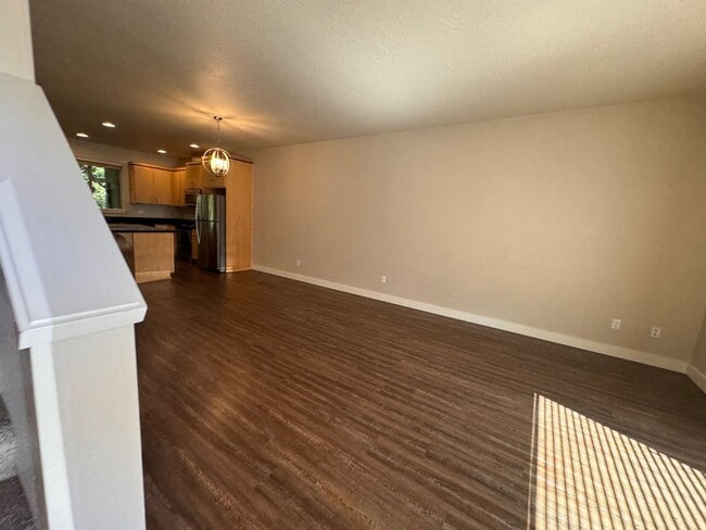Building Photo - 2 bedroom 2.5 bath townhouse in Cal Young ...