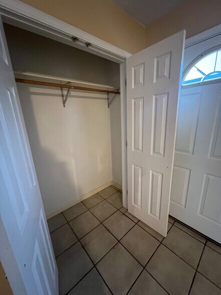 Building Photo - 605 N Main St