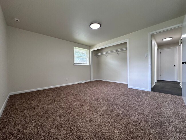 Building Photo - 490 St Bernard Dr