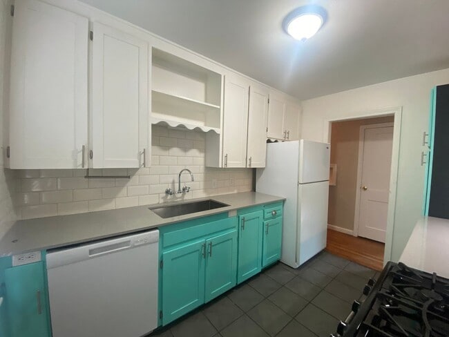 Building Photo - Charming Brookside Bungalow on large corne...