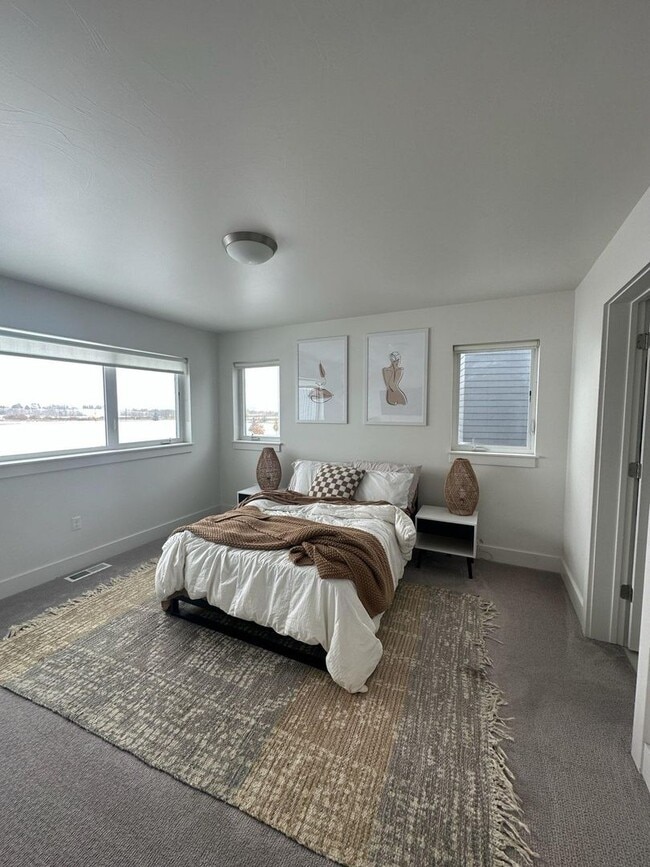 Building Photo - Stunning West End Three Bedroom with Modern Finishes