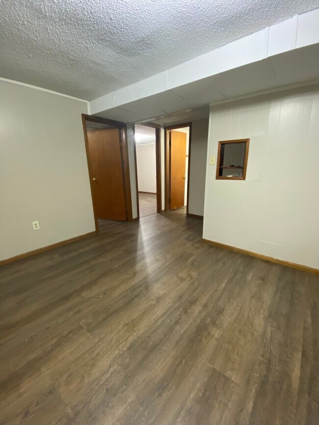 Building Photo - 615 E 5th St