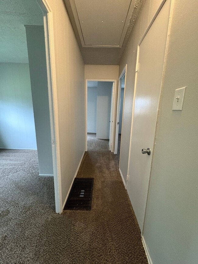 Building Photo - 3 Bed 1.5 Bath Single Family Home in North...