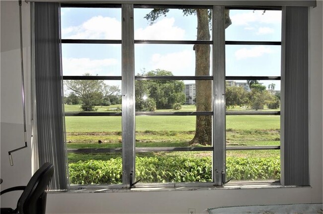 Building Photo - 2901 S Palm Aire Dr