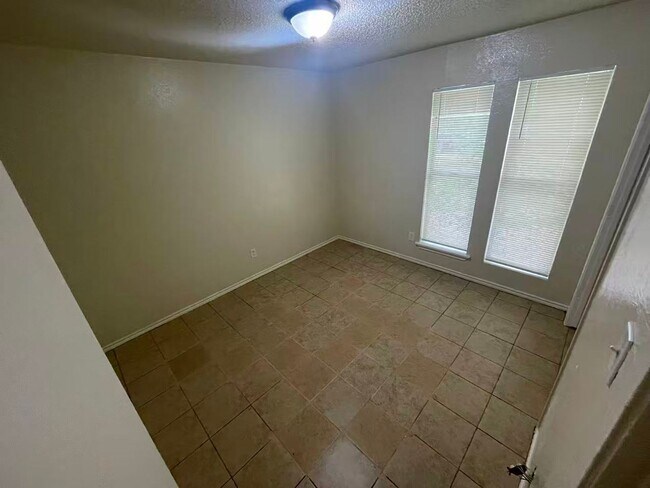 Building Photo - Beautiful 4 Bedroom 2 Bathroom in Plano!