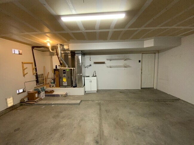 Building Photo - 3 Bedroom Single Story Home Available Near...