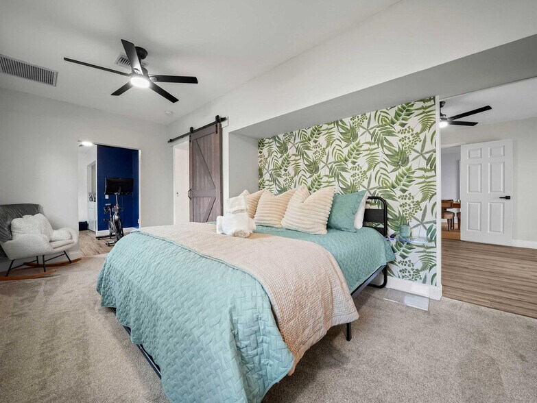 Building Photo - 4211 Lakeview Dr