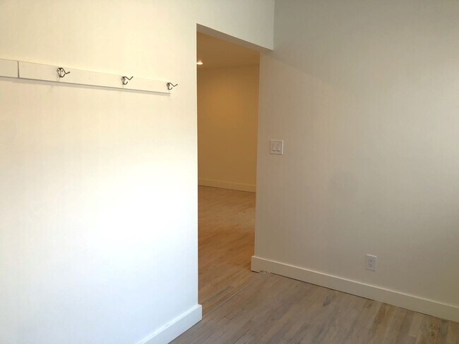 Building Photo - Beautiful 2 Bedroom Apartment with Office in Sugar House!
