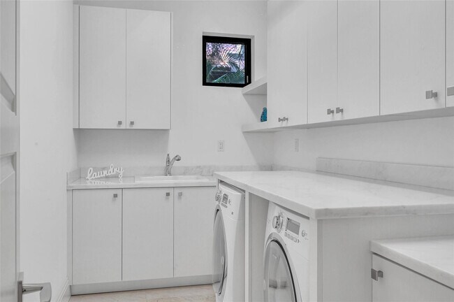 Building Photo - 156 Fiesta Way