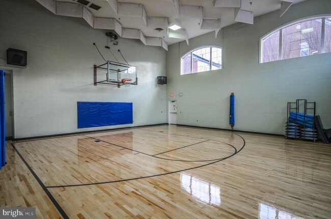 Building Photo - 4950 Brenman Park Dr