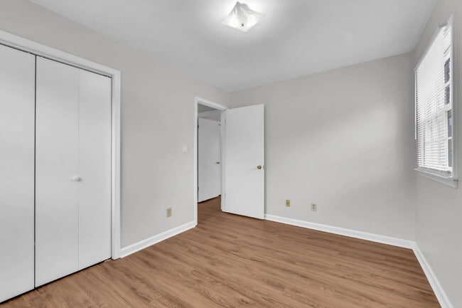 Building Photo - This charming rental in a convenient Clarksville location!