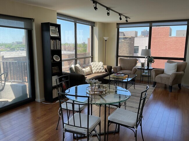 Building Photo - 2020 N Lincoln Park W