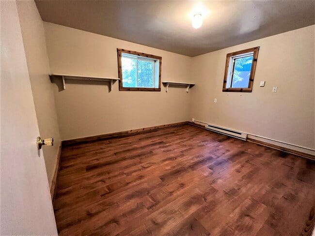 Building Photo - 830 Brook Dr