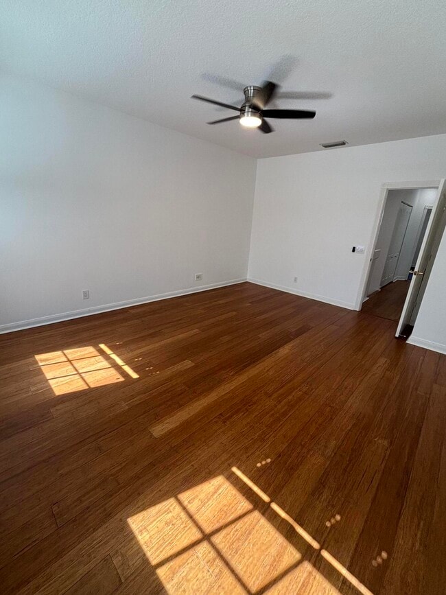 Building Photo - 140 Day Lily Dr