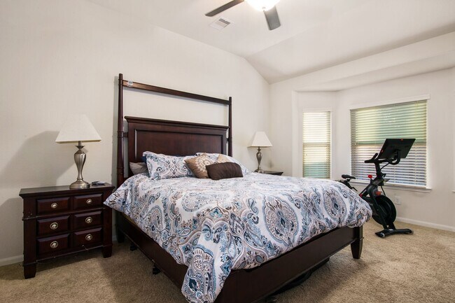 Building Photo - 7631 Willow School Dr