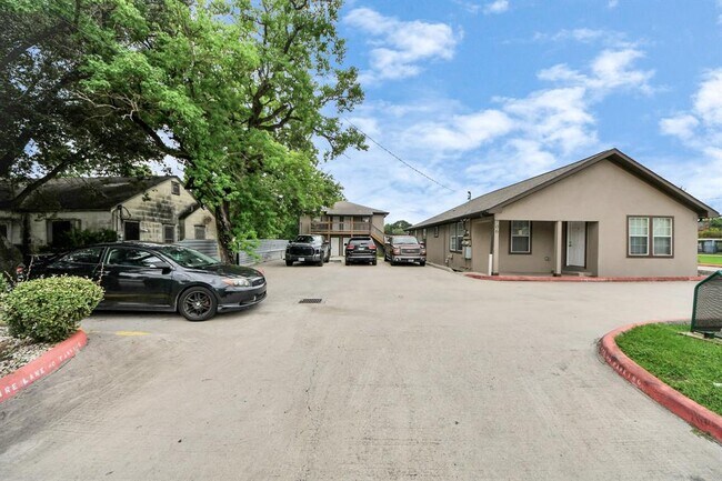 Building Photo - 706 Harris Ave