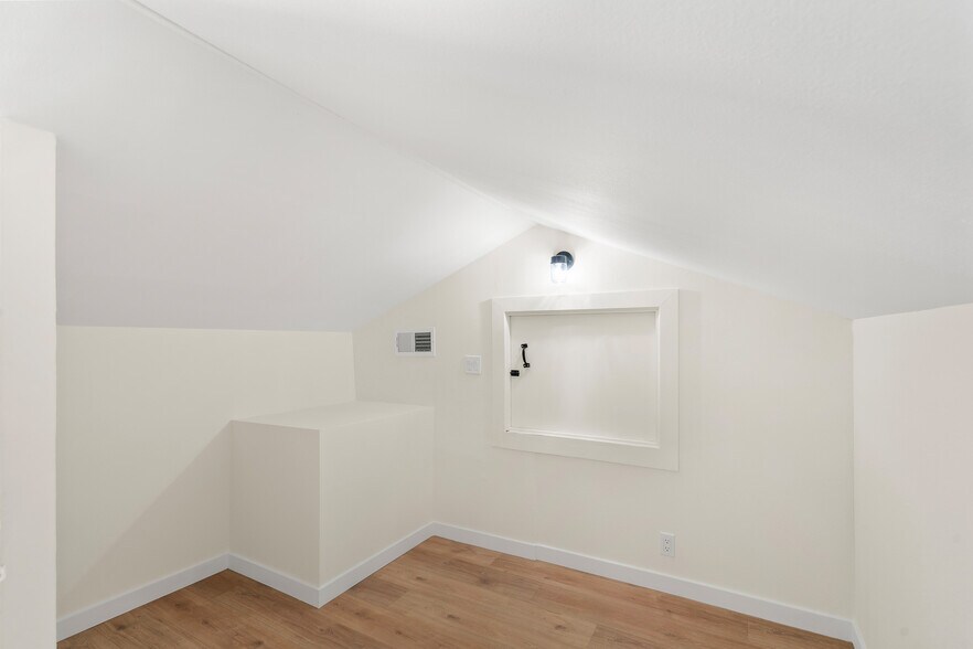 Building Photo - 8 Corte Dorado