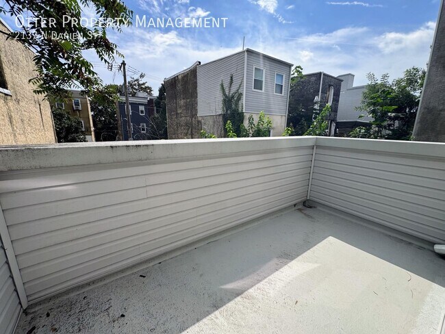 Building Photo - 2137 N Darien St