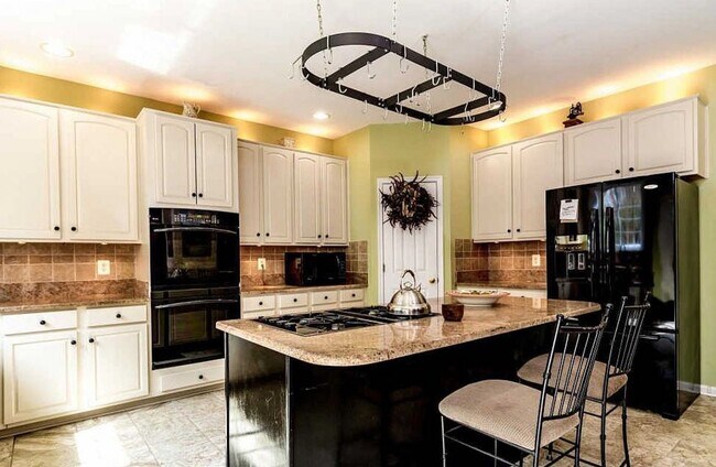 Building Photo - Gorgeous 4,000sqft  5-bed 3.5-bath Home near Chantilly Economic corridor