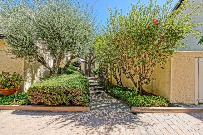 Building Photo - BRIGHT & AIRY, REAR-UNIT TOWNHOUSE W/ SPACIOUS PATIO, BALCONY & HUGE 2-CAR GARAGE IN GATED COMMUN...