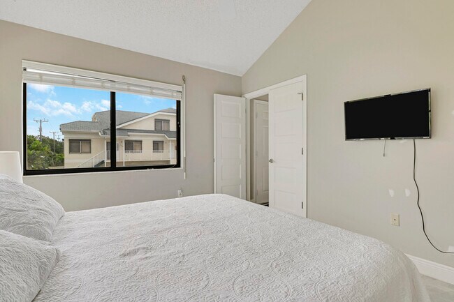 Building Photo - 360 Bella Vista Ct N