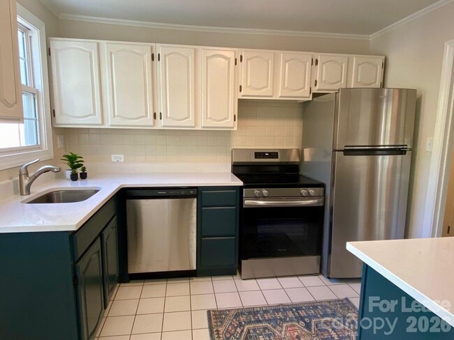 Building Photo - 5300 Buckingham Dr