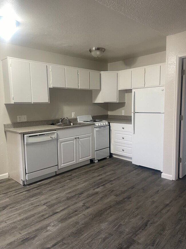 Building Photo - Beautiful One Bedroom Remodeled  Available