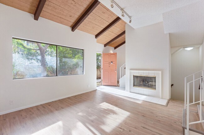 Building Photo - Tri-Level Townhome with Bonus Room | Ranch Los Charcos