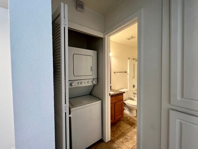 Building Photo - Charming 1 bedroom, 1 bathroom condo in Sacramento