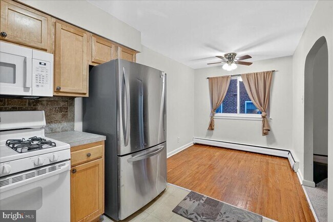 Building Photo - 825 Solly Ave