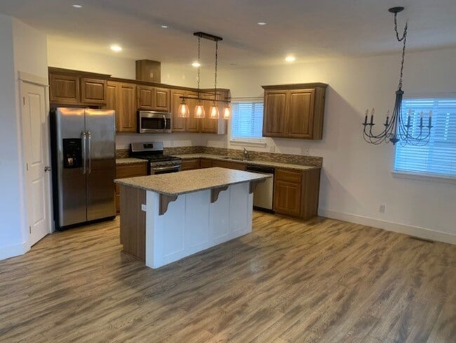 Building Photo - 4 Bed/2.5 Bath Single Family Home in SE Bend