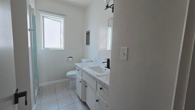 Building Photo - 526 S St Andrews Pl