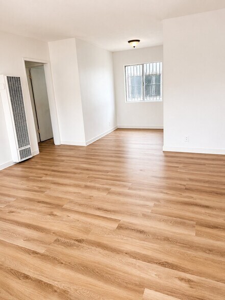 Building Photo - 901 W 76th St
