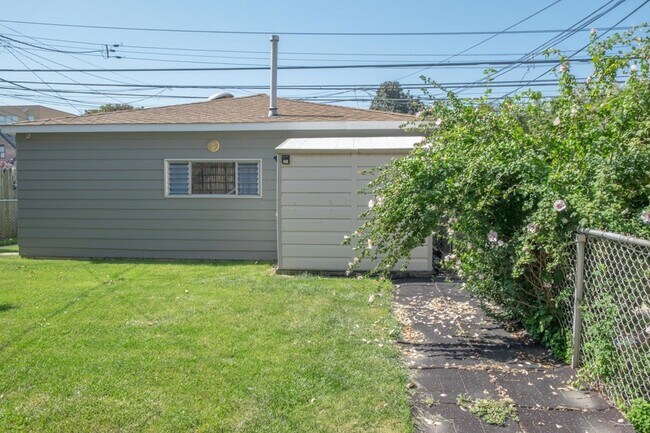Building Photo - 5520 S Pulaski Rd