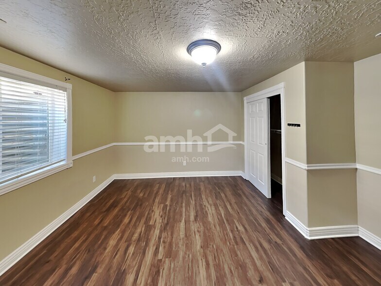 Building Photo - 1403 E 820 S