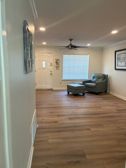 Building Photo - 220 Elm St