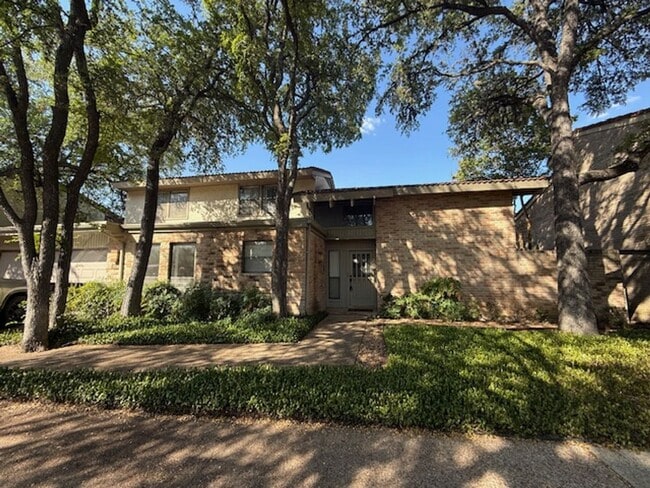 Primary Photo - Prestigious Gated Living in Mission Trace-...