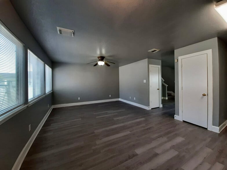 Building Photo - 6103 Settlers Square Ln