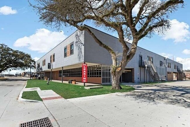 Primary Photo - 612 W Texas Ave
