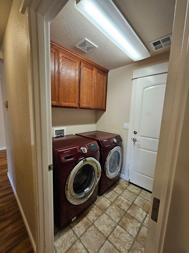 Building Photo - Beautiful Home near Schools and a Large Park!