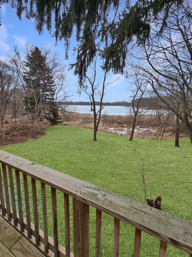 Building Photo - 136 N Lake St