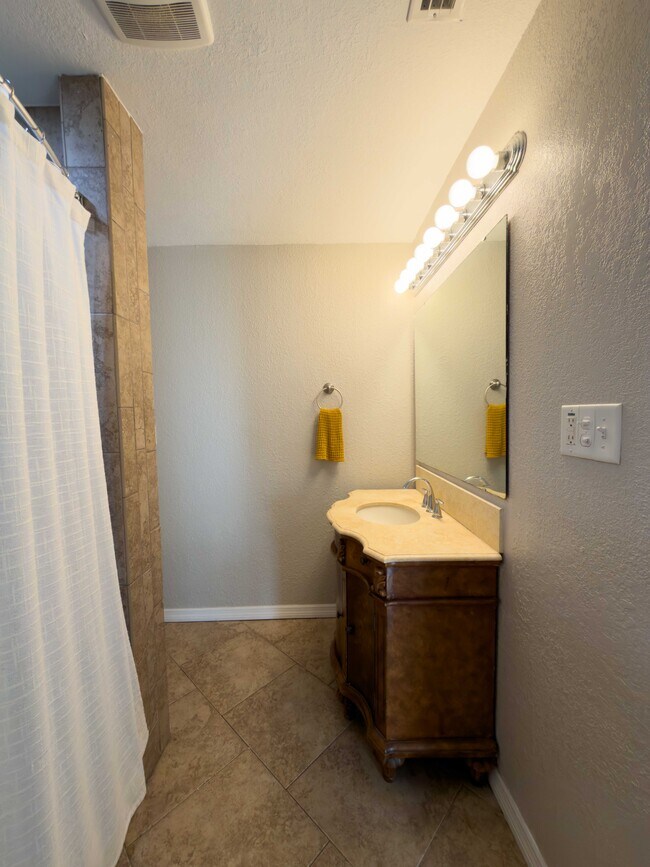 Building Photo - 650 S Park Ave