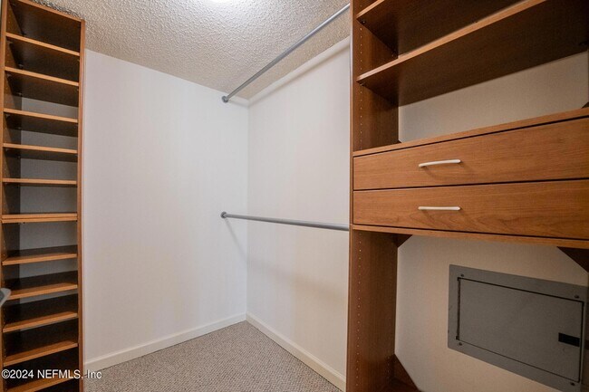 Building Photo - 13715 Richmond Park Dr N