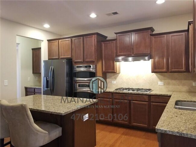 Building Photo - Beautiful 5BR/4BA Home in Just 5 Min from MALL OF GA