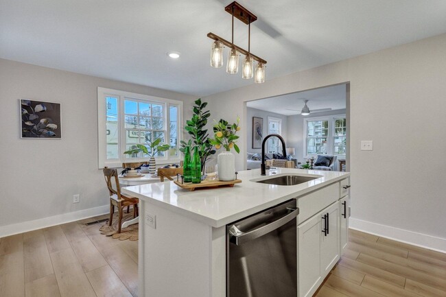 Building Photo - Fully renovated home in Charleston!