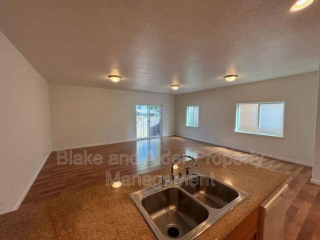 Building Photo - 347 Norway St NE