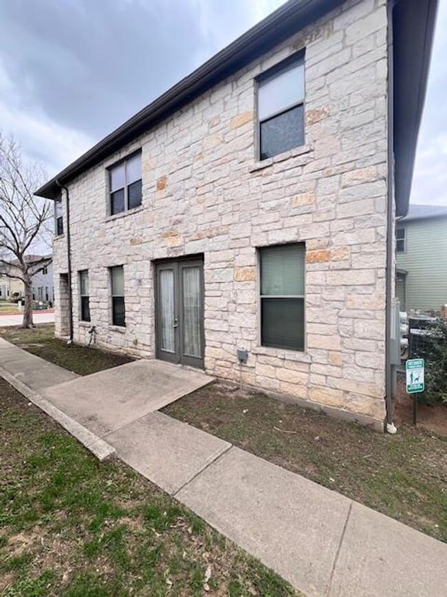 Building Photo - Beautiful Downtown Condo / Close to ACC Riverside / 3 bedrooms / Ref, Washer & Dryer