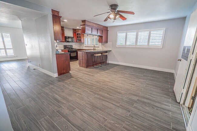 Building Photo - Single Story Pool House for Rent in Canyon Country!