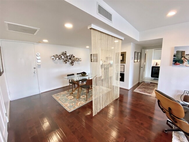 Building Photo - 2016 Main St